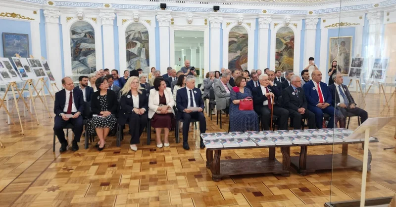 Rumın dilinə tərcümə olunmuş “Heydər Əliyev. Həyatının 100 anı” kitabının təqdimatı olub