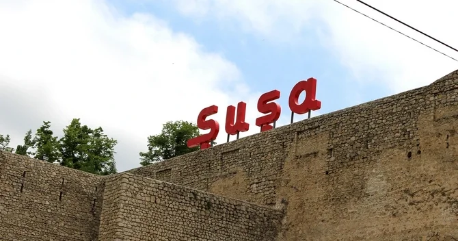 Moldova səfirinin oğlu Şuşada Şən Azərbaycan mahnısını ifa edib