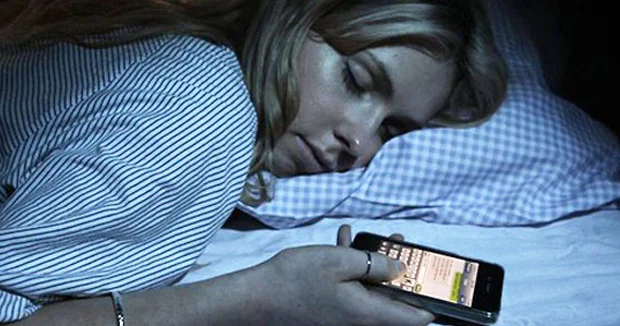 Telefonu başınızın yanında saxlayıb yatırsınız? Mütəxəssislər risklərdən danışdı