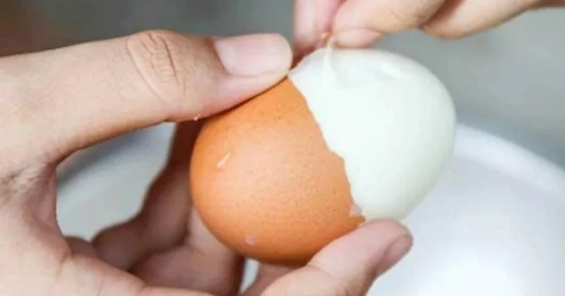 Yumurtanı saniyədə qabığını soymağın ən asan yolu: Qaynar suya yarım çay qaşığı...