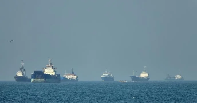 СМИ: ВС Ирана произвели предупредительные выстрелы в сторону судов у Ормуза