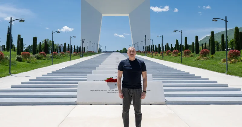 Prezident İlham Əliyev Xankəndi şəhərində Zəfər tağının önünə gül dəstələri düzüb
