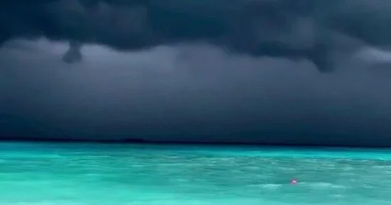 Черное небо над яркими волнами на Мальдивах ВИДЕО