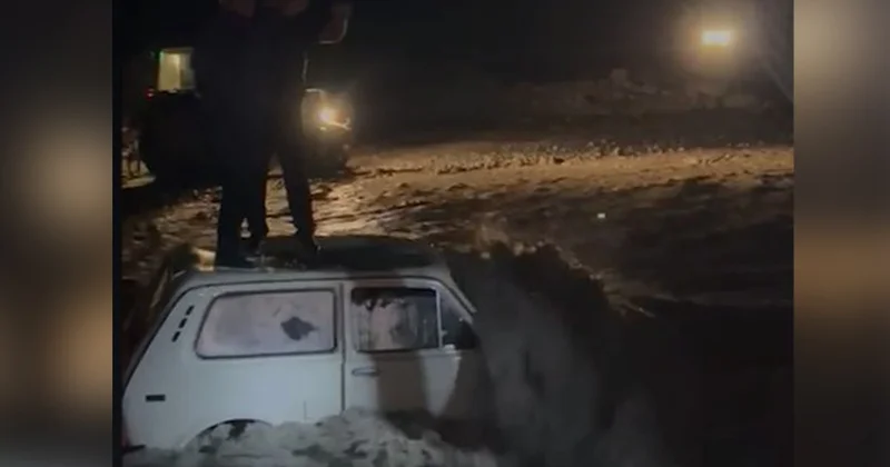 “Niva” ilə çayda suyun içində qaldılar, belə xilas edildilər Video