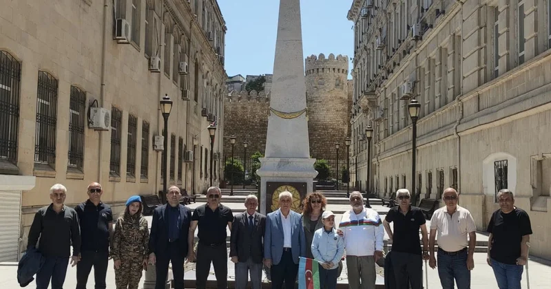 AzVP rəhbərliyi İstiqlal abidəsini ziyarət edib FOTO