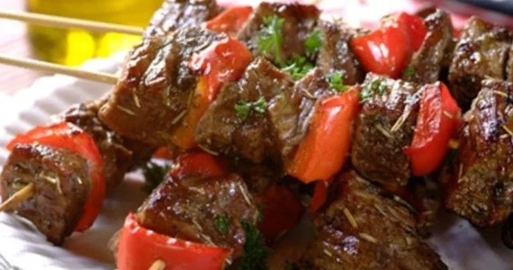Bibər və rozmarinlə mal ətindən kabablar: şişdə yay dadı
