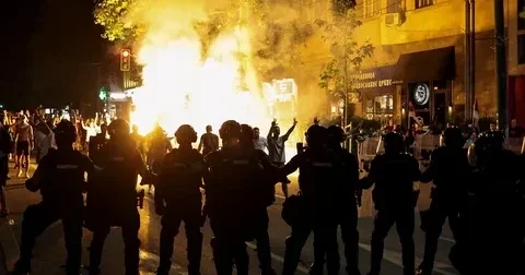 Belqradda polisə hücum edən aksiya iştirakçıları məsuliyyətə cəlb olunacaqlar