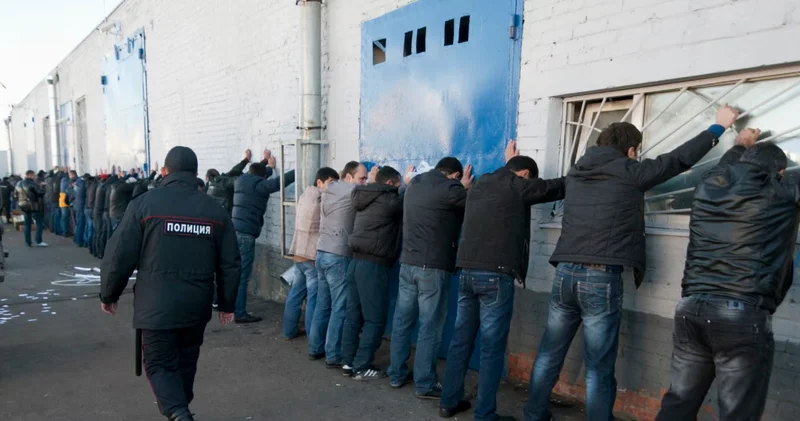 Как полиция в России вербует мигрантов на войну против Украины жуткие подробности