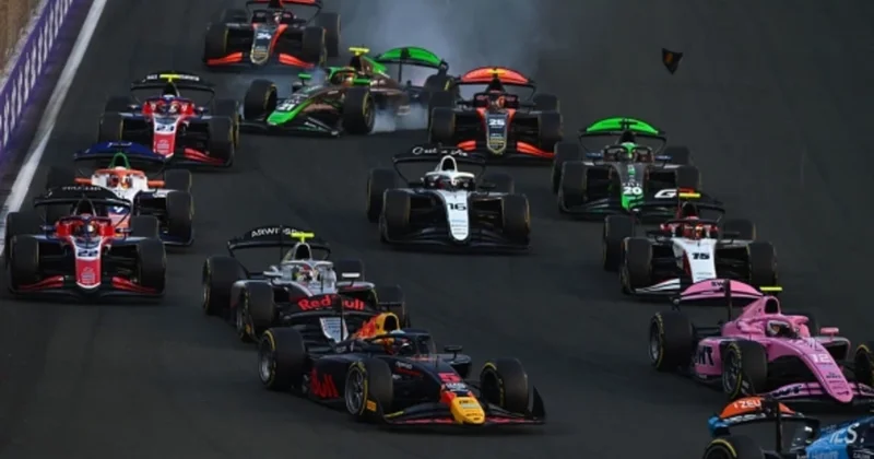 Formula 2 də avtomoviilər aşdı: Yarış dayandırıldı