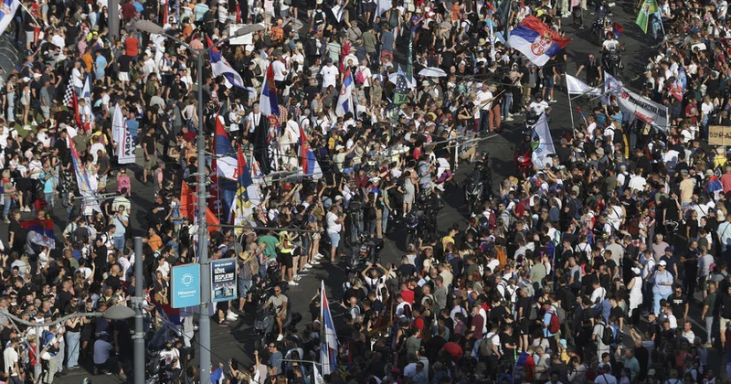 Тысячи человек участвуют в оппозиционном студенческом протесте в Белграде