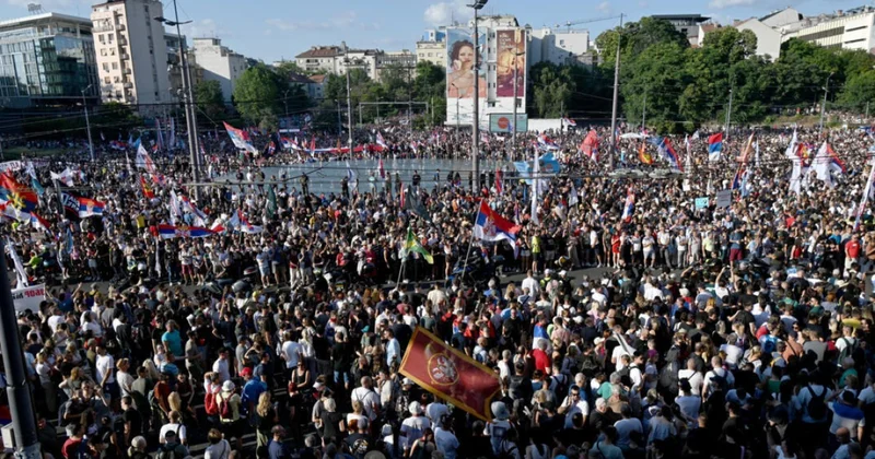Многотысячный протест в Белграде видео