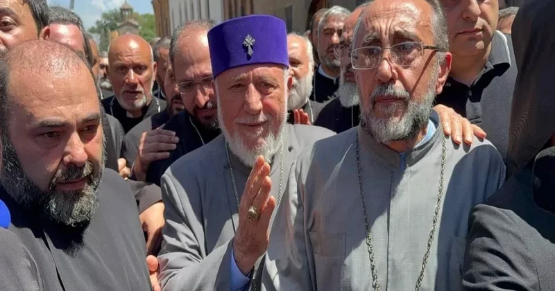 Arxiyepiskop Mikael Acapaxyan Ermənistan İstintaq Komitəsinə gedib