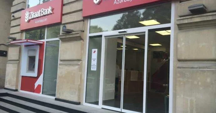Əhali “Ziraat Bank Azərbaycan”dan pullarını geri götürür...