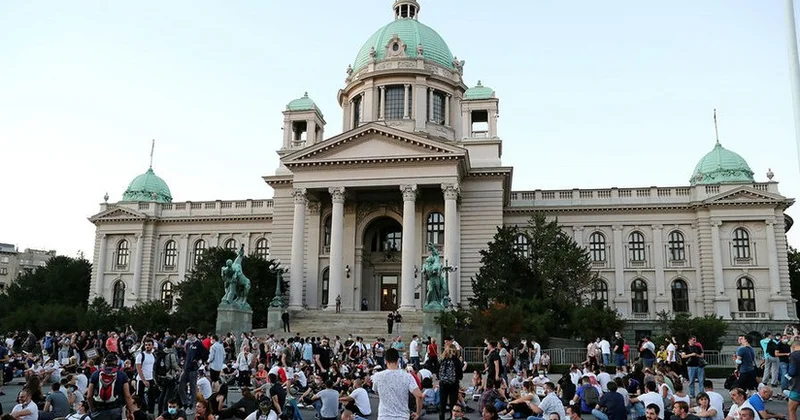 Протестующие перекрыли площадь в центре Белграда с требованием досрочных выборов