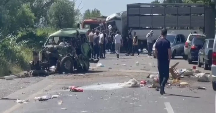 Смертельное столкновение на трассе Баку Губа: водитель погиб на месте