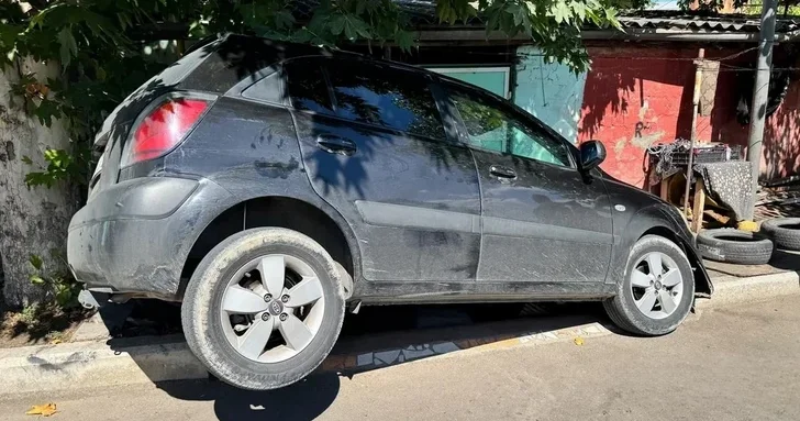 ДТП в Гяндже: водитель умер за рулем, автомобиль врезался в препятствие