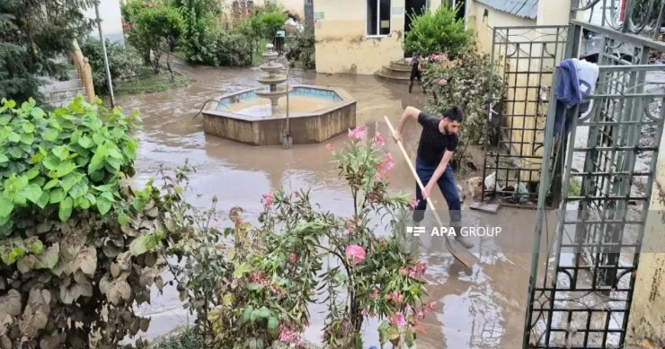 Qəbələdə güclü leysan yağışlarından sonra sel gəlib, yollara palçıq yığılıb FOTOLENT