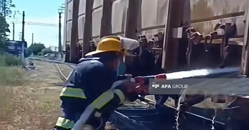 На железнодорожном вокзале Евлаха загорелся вагон с серой ФОТО