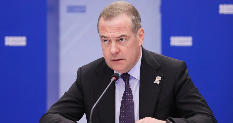 Medvedev: Ermənistanın Qərbin diktəsindən qurtulması çətin olacaq