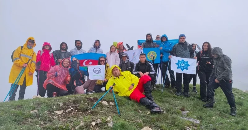 Silahlı Qüvvələr Günü münasibətilə Xarıbülbül zirvəsinə yürüş keçirilib