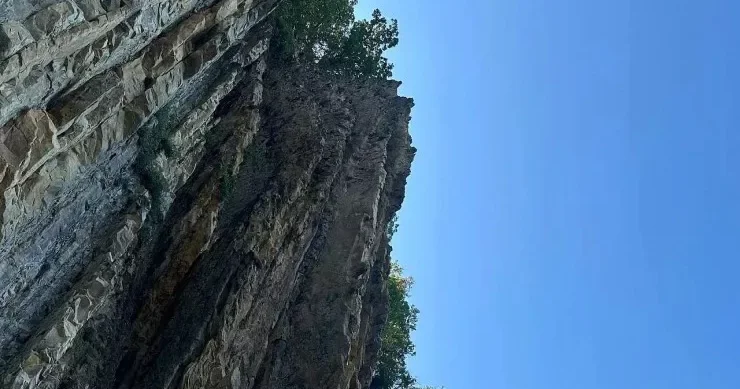 20 yaşlı qız gizli sevgilisi ilə nişanlısını uçurumdan itələdi