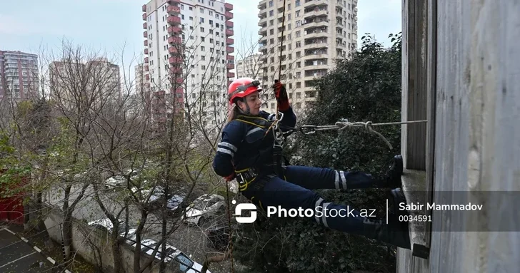 В Ясамальском районе Баку спасатели пришли на помощь запертому ребенку