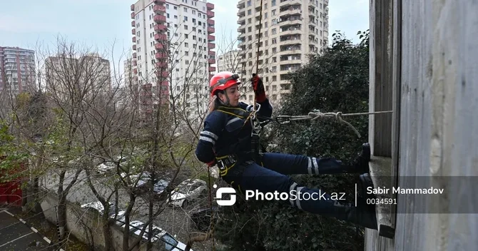 Bakıda azyaşlı mənzildə köməksiz vəziyyətdə qaldı: FHN əməliyyat keçirdi