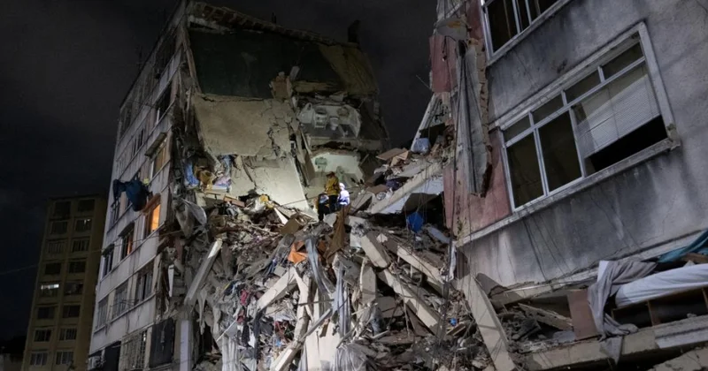 Venesuelada 11 yaşlı uşaq 70 saatdan sonra dağıntılar altından xilas edildi VİDEO
