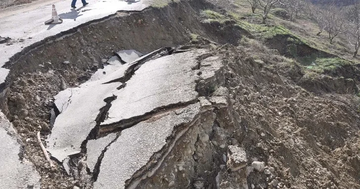 В Шамахы из за оползней обрушилась автомобильная дорога