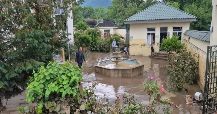 Дворы ушли под воду: сильные ливни вызвали сель в Габале