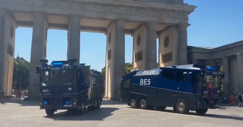 Berlin polisi su şırnaqları ilə yüzlərlə insanın köməyinə çatdı VİDEO