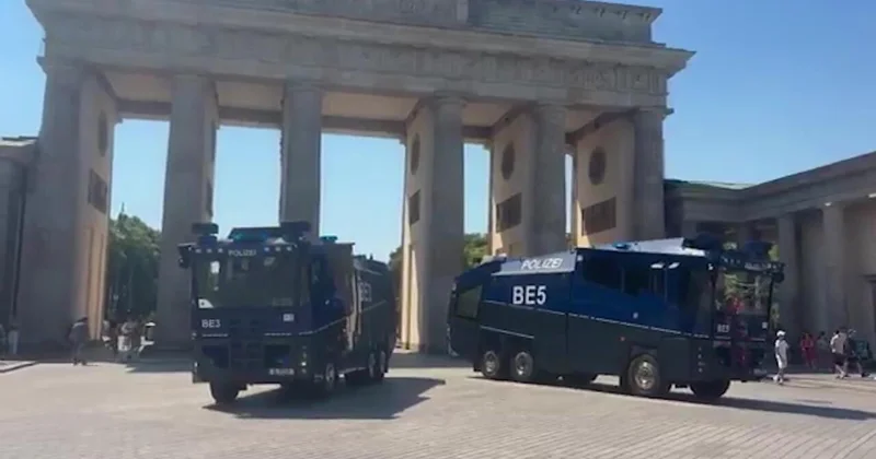 В Берлине вывели водометы из за жары ВИДЕО