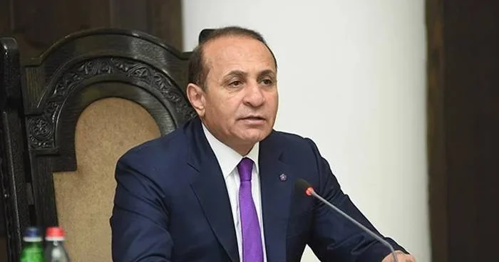 Sabiq baş nazir ev dustaqlığına BURAXILDI