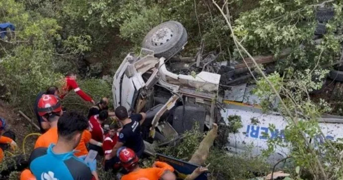 Yanğını söndürməyə gedən su maşını aşdı 3 nəfər öldü