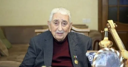 Arif Babayevin oğlu: Yanında olduğumu hiss edir, amma gözünü aça bilmir