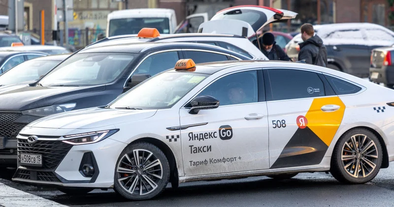 В Петербурге запретили работать в такси мигрантам с патентом