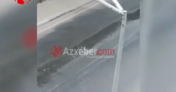 Binəqədidə bir həftədir ki, asfaltın altından su çıxır, sakinlər narahatdır VİDEO