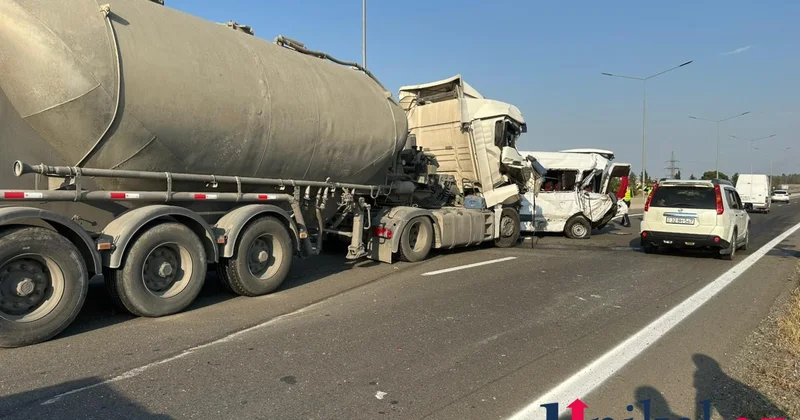 Şəmkirdə yük maşını mikroavtobusa çırpıldı VİDEO