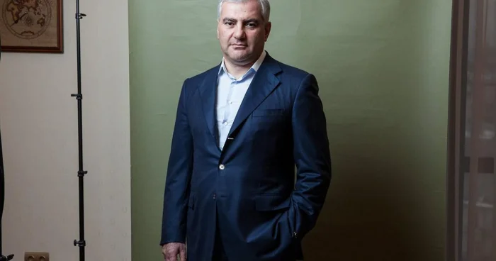Karapetyan meydana gəncləri atır