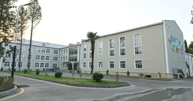 Müəllimi təhdid edən direktorla bağlı qərar... Rəsmi