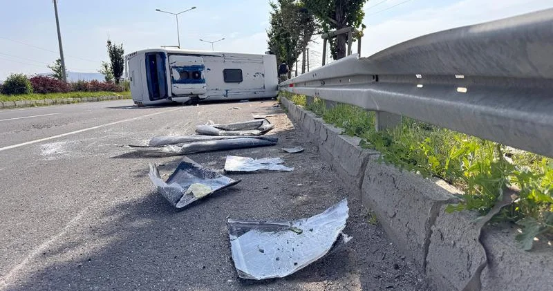 Türkiyədə hərbçiləri daşıyan maşın qəzaya uğrayıb Xəsarət alanlar var