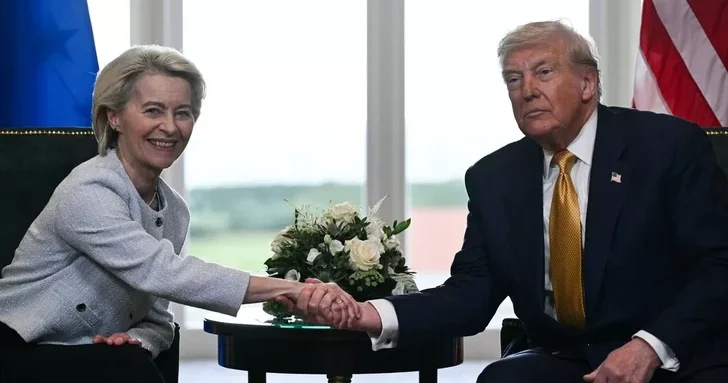 У Дональда Трампа заметили таинственное пятно на руке