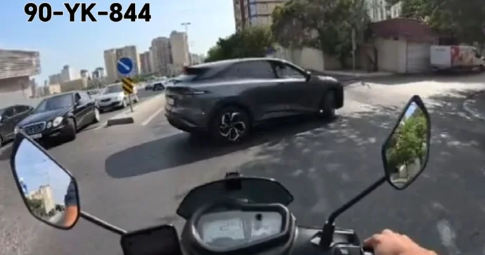 Öz kefi ilə geriyə dönən xanım sürücü motosikletin yoluna girdi VİDEO