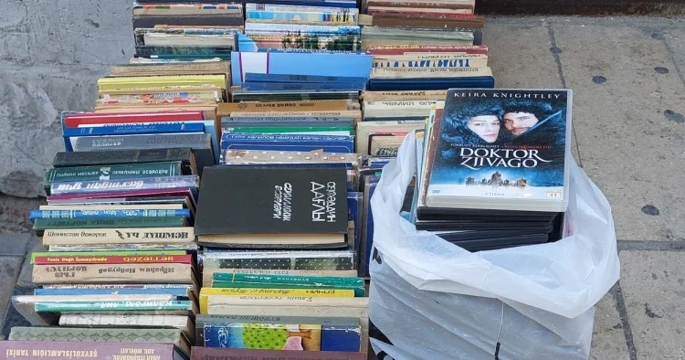 Sumqayıtda ədədi 20 qəpiyə kitab satılır FOTO