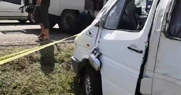 Şəmkirdə mikroavtobus yük avtomobili ilə toqquşdu