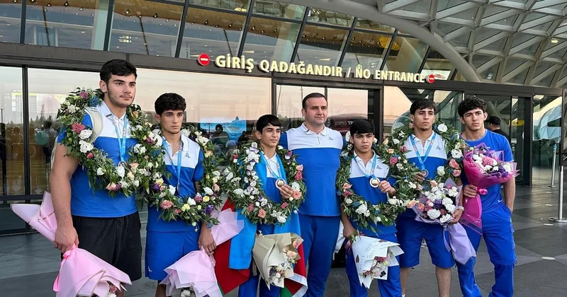 EYOF da 10 medal qazanan Azərbaycan komandası Bakıya qayıdıb FOTO