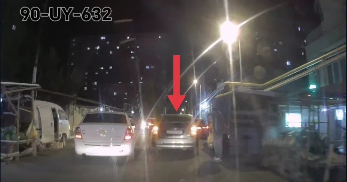 Sürücü maşını yolun ortasında saxlayıb alış veriş etdi VİDEO