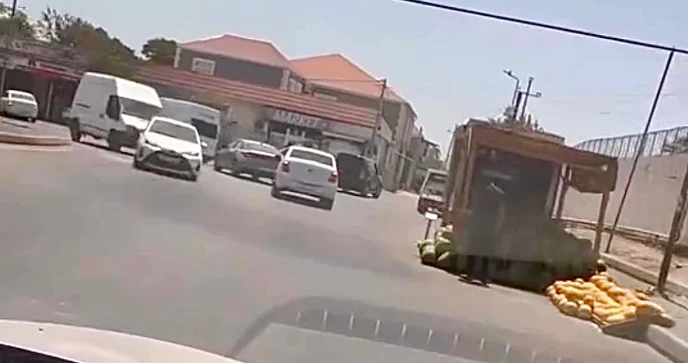 Yolun ortasında qarpız yemiş satan ticarətçi sürücülərə çətinlik yaratdı VİDEO