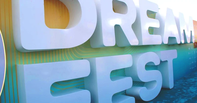 Самые стильные участницы Dream Fest в Баку на бирюзовой дорожке (ФОТО)