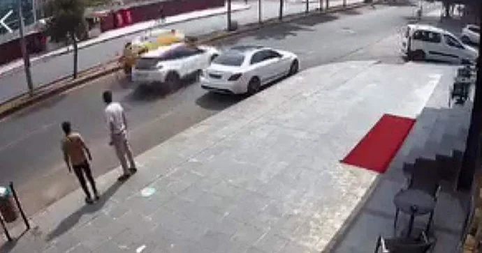 Güzgüyə baxmayan sürücü taksi ilə toqquşub aşırdı VİDEO